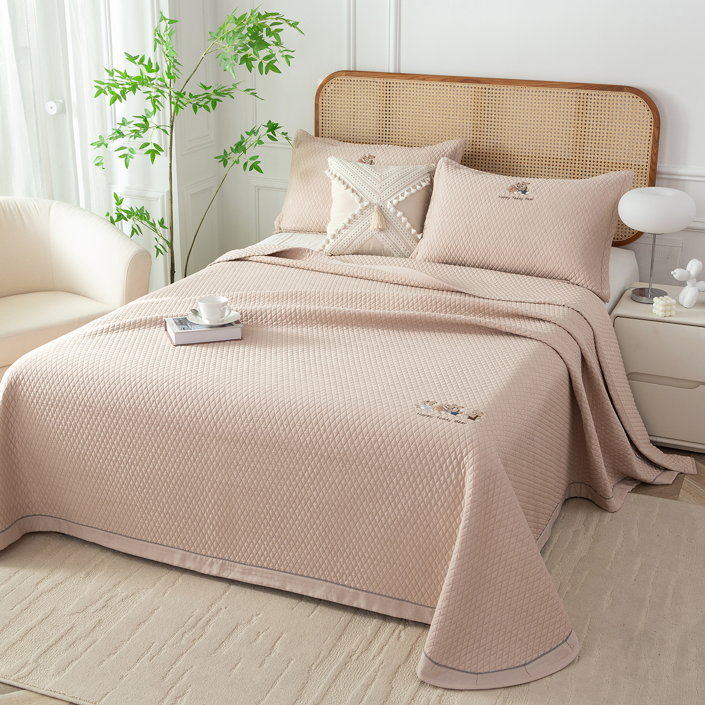 2025新款刺绣卡通熊天丝棉莫代尔床盖加大尺寸双面可铺床单三件套四季通用 萌熊乐语系列