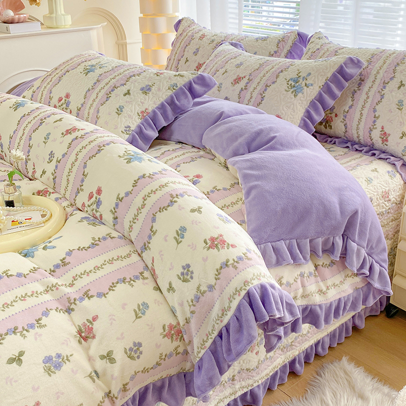 2025新款牛奶绒花边绗缝工艺印花床盖四件套