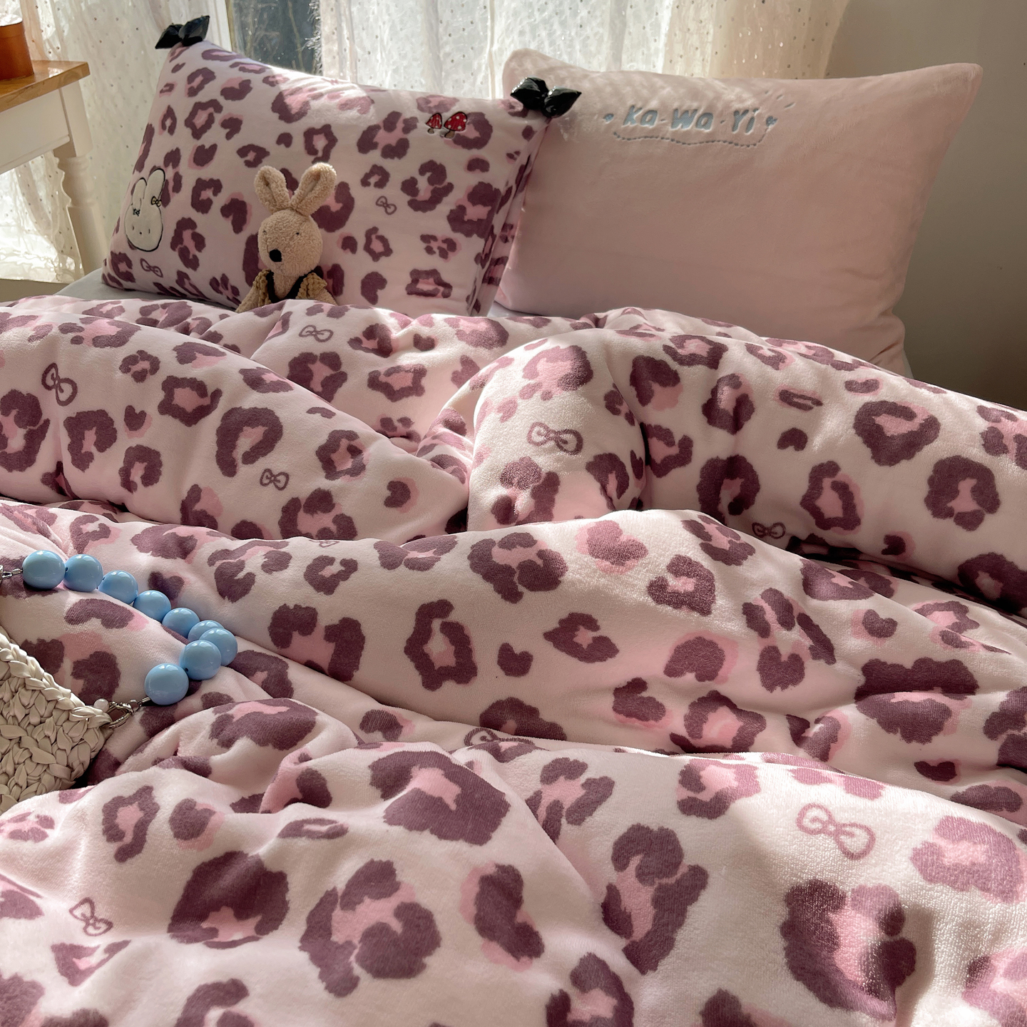 2025新款牛奶绒毛球蝴蝶结款贴布绣四件套 tutu粉豹