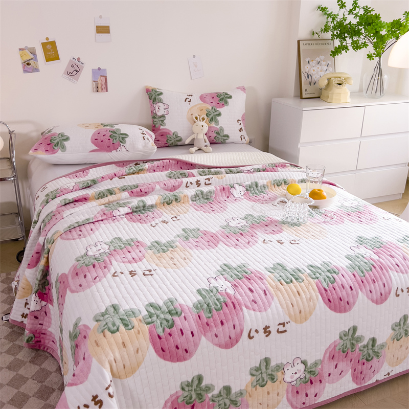 2023新款 A类牛奶绒大豆纤维夹棉床盖 床垫保护罩加厚款床单垫 48x74cm（二个枕套） 草莓串