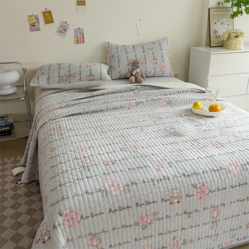2023新款 A类牛奶绒大豆纤维夹棉床盖 床垫保护罩加厚款床单垫 48x74cm（二个枕套） 花蕾熊