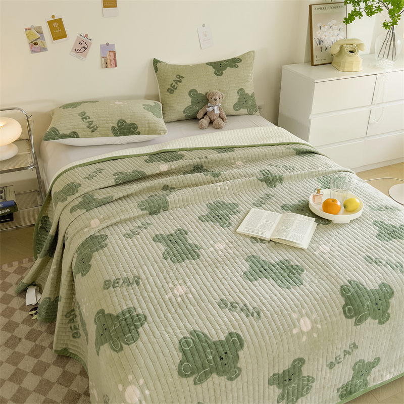 2023新款 A类牛奶绒大豆纤维夹棉床盖 床垫保护罩加厚款床单垫 48x74cm（二个枕套） 绿色熊