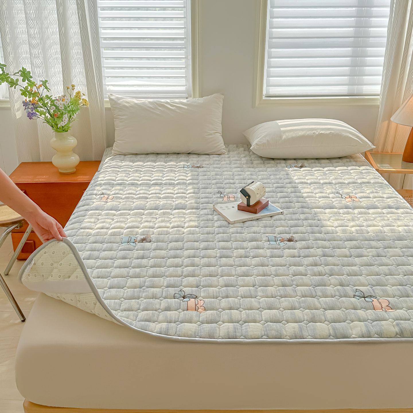 2025新款全棉夹棉牛奶绒防滑床褥垫 油画意境