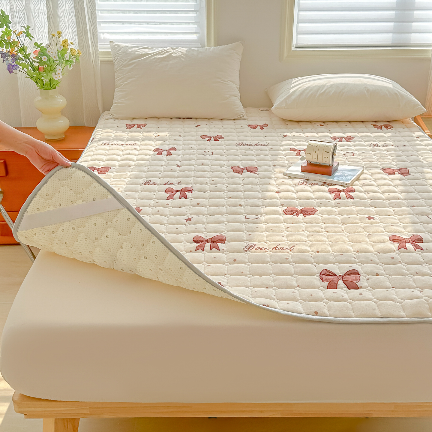 2025新款全棉夹棉牛奶绒防滑床褥垫 小资生活