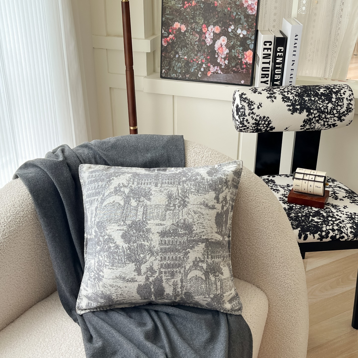 2025新款雪尼尔枕间绘事系列抱枕 灰色