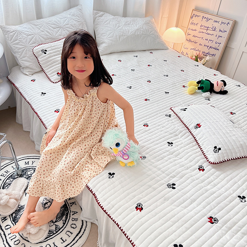 2022新款全棉纱布绗缝刺绣床盖 60×120cm 米奇米妮