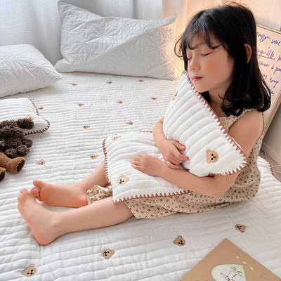 2022新款全棉纱布绗缝刺绣床盖 80×150cm 小熊