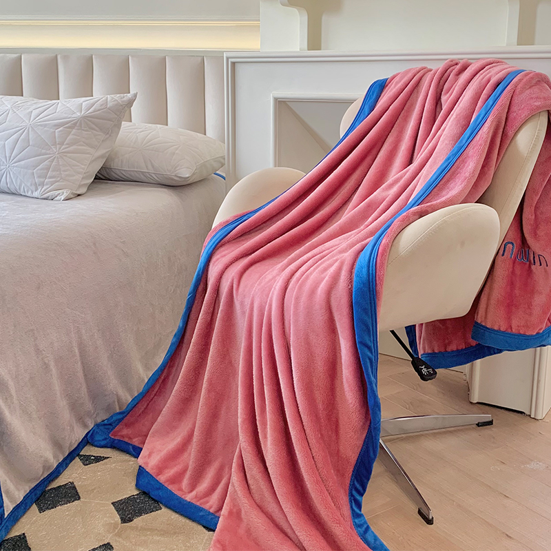 2022新款轻柔法莱绒休闲毯午睡毯旅行毯刺绣克莱因蓝系列 1.5*2.0m 克莱因蓝—缇香红
