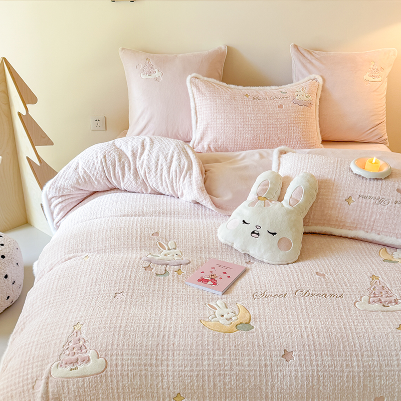 2025秋冬新品牛奶绒雕花卡通绣花四件套-晚安兔 晚安兔粉