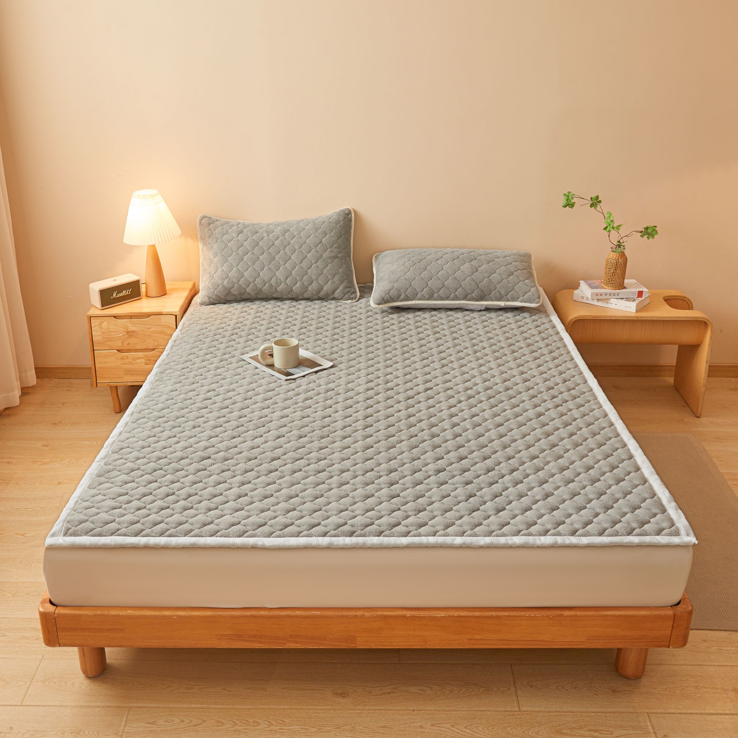 2025新款高克重牛奶绒印花夹棉床垫 时尚灰