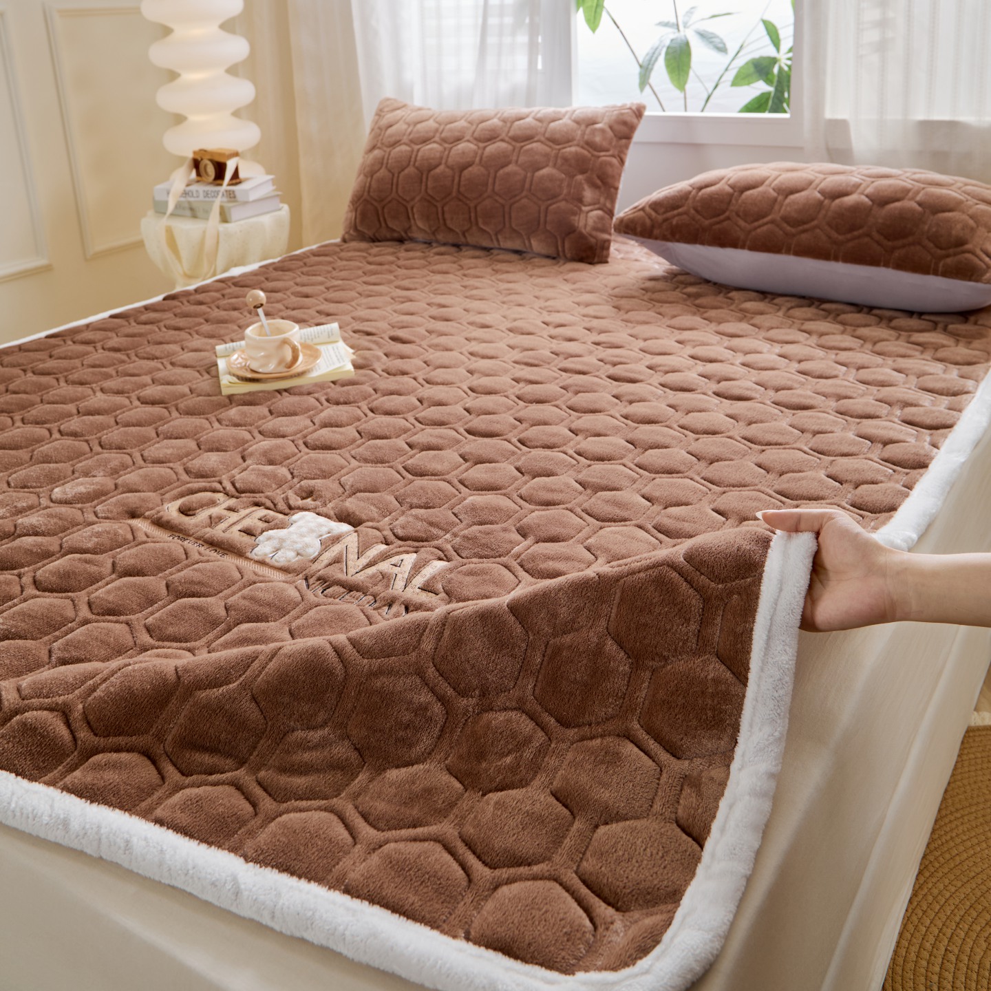 2025新款高克重牛奶绒绣花夹棉防滑床垫（面料200克） 小熊-深咖棕
