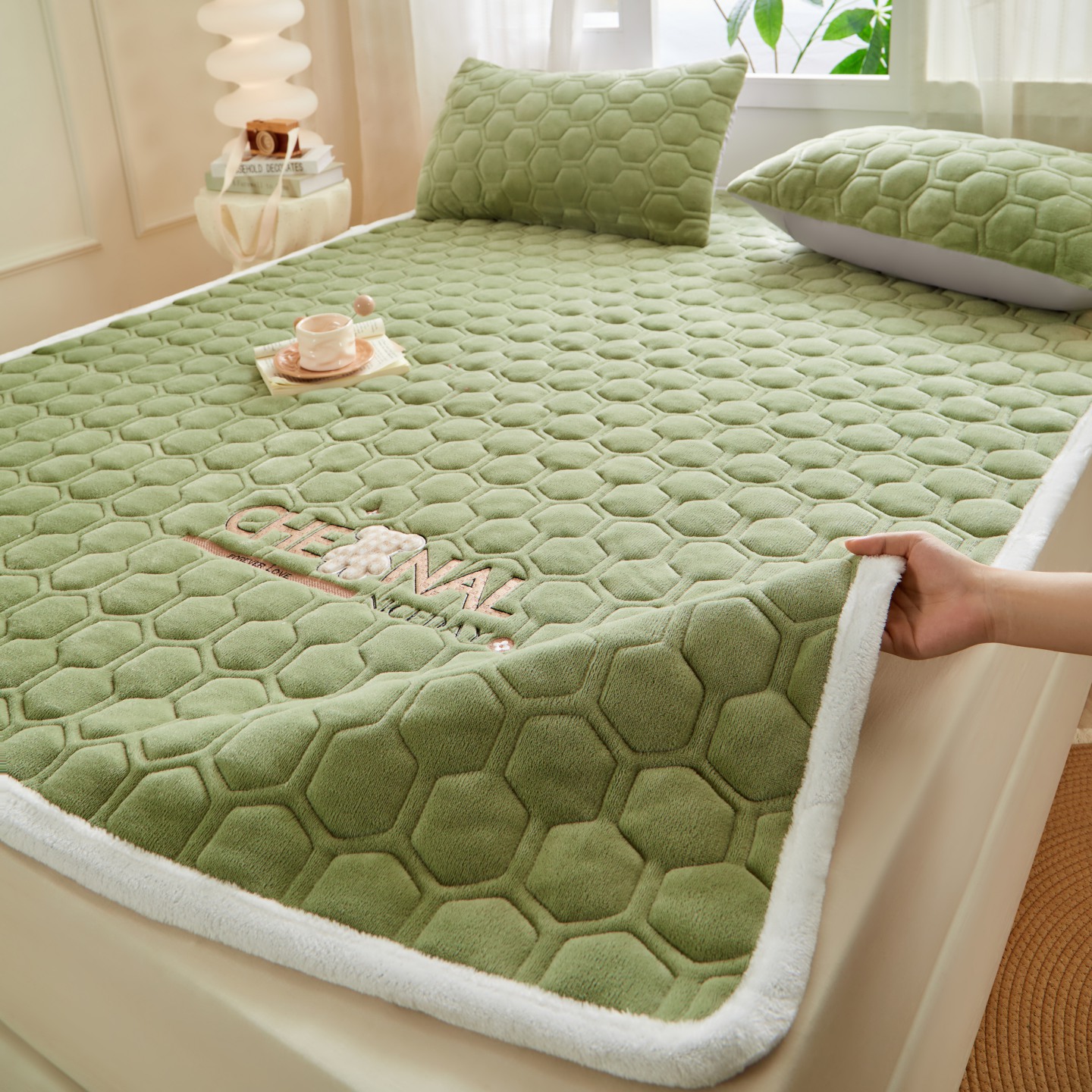 2025新款高克重牛奶绒绣花夹棉防滑床垫（面料200克） 小熊-清新绿