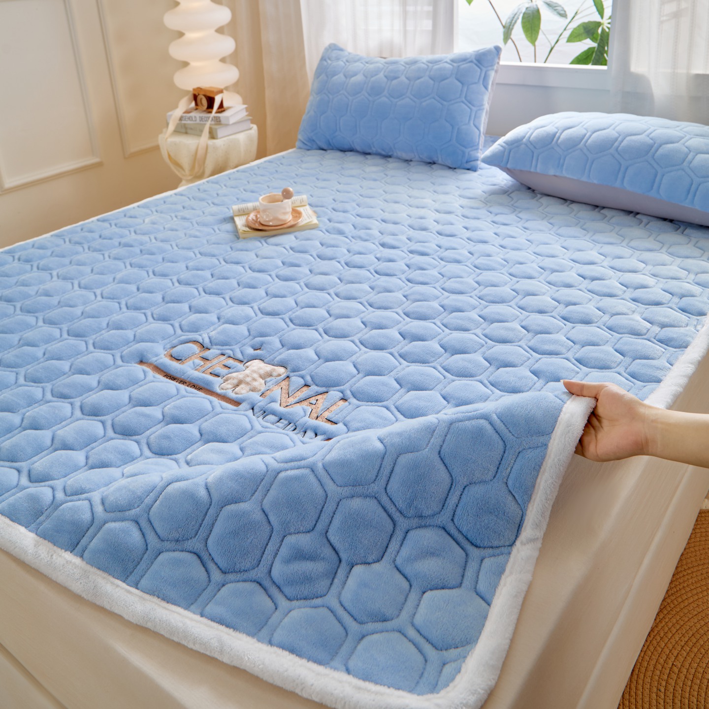 2025新款高克重牛奶绒绣花夹棉防滑床垫（面料200克） 小熊-天空蓝
