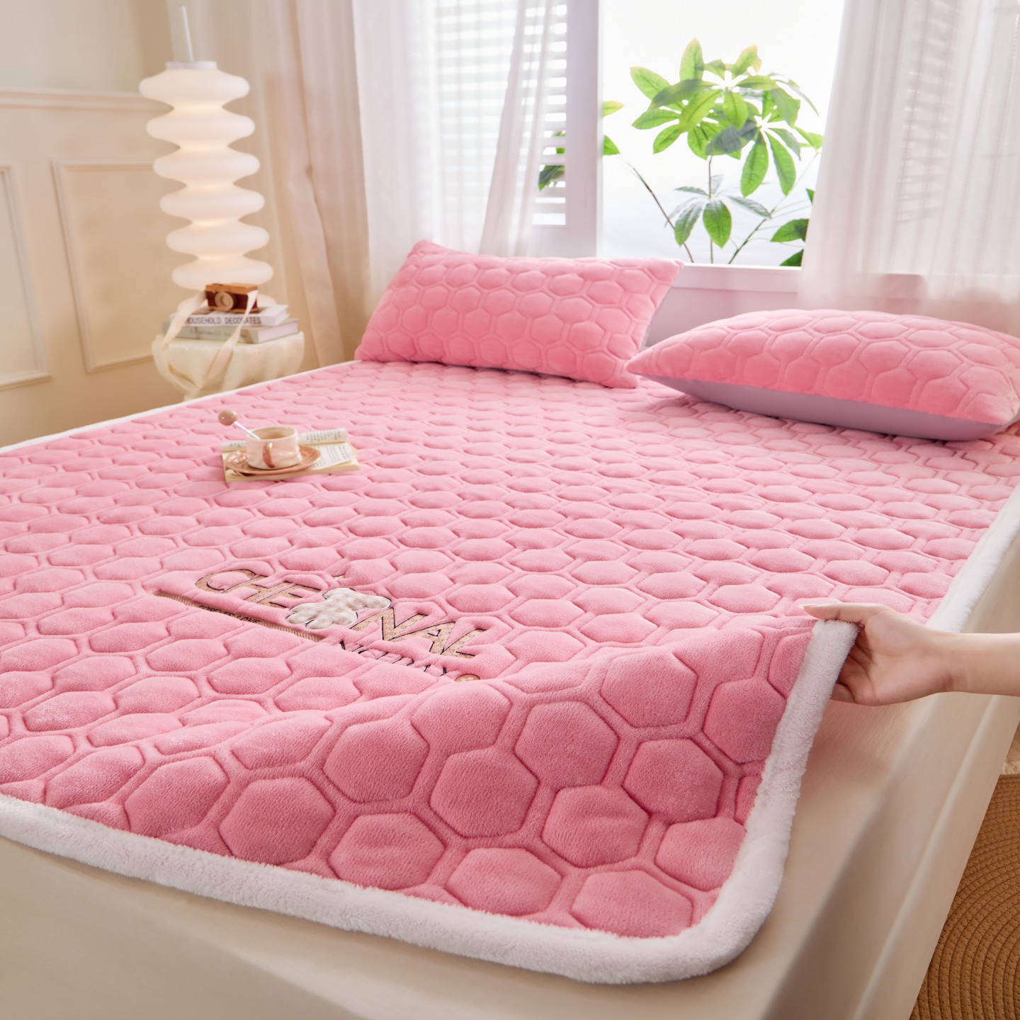 2025新款高克重牛奶绒绣花夹棉防滑床垫（面料200克） 小熊-樱花粉