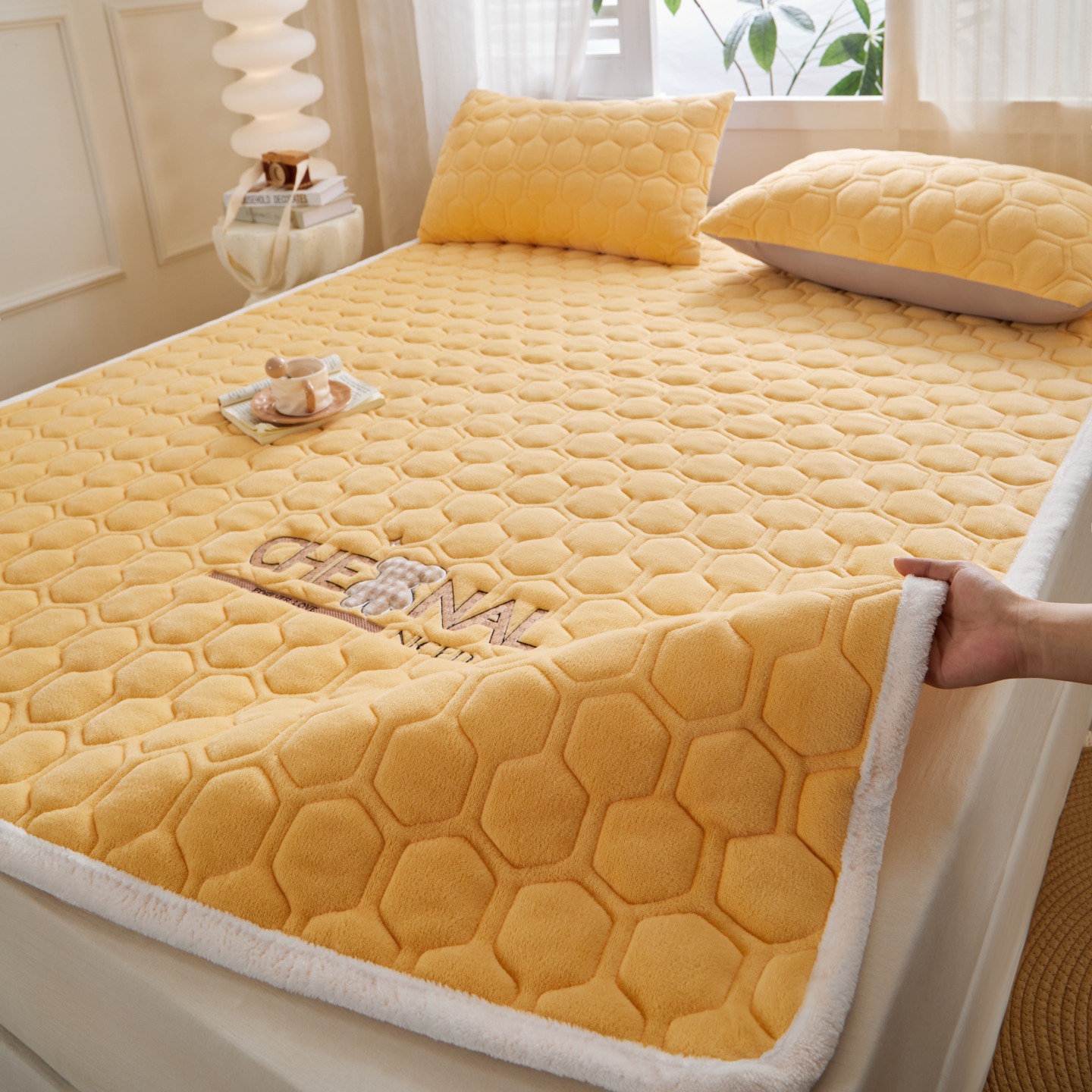 2025新款高克重牛奶绒绣花夹棉防滑床垫（面料200克） 小熊-香槟金
