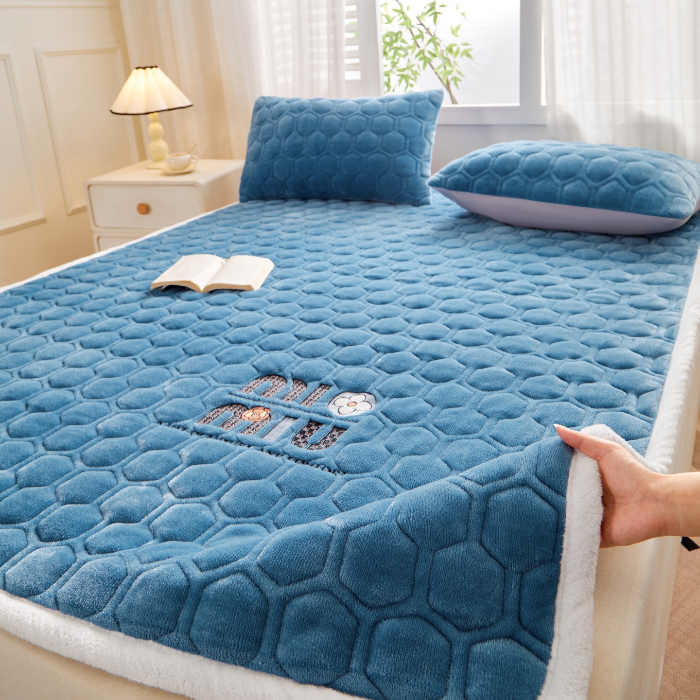 2025新款高克重牛奶绒绣花夹棉防滑床垫（面料200克） 字母-宝石蓝