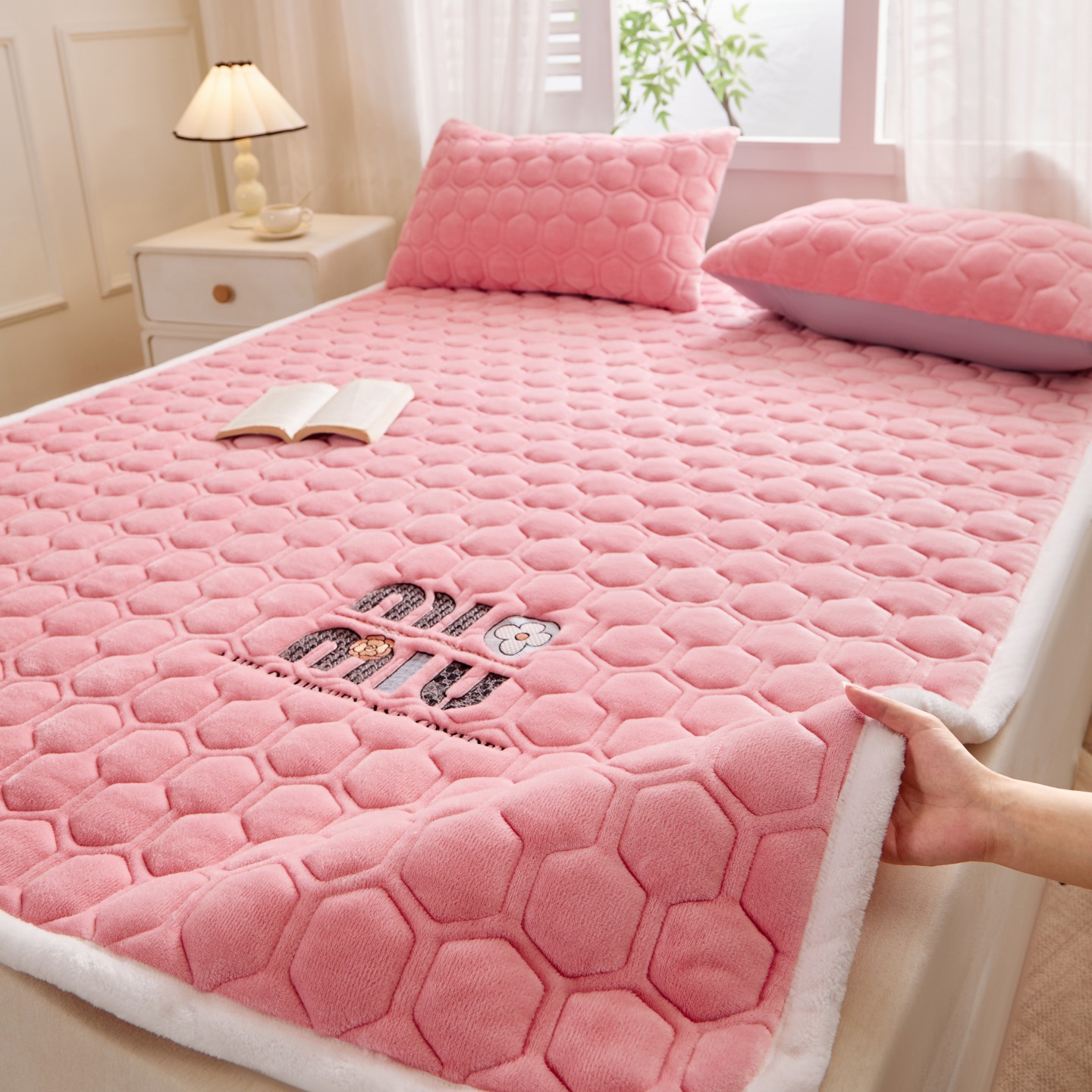 2025新款高克重牛奶绒绣花夹棉防滑床垫（面料200克） 字母-樱花粉