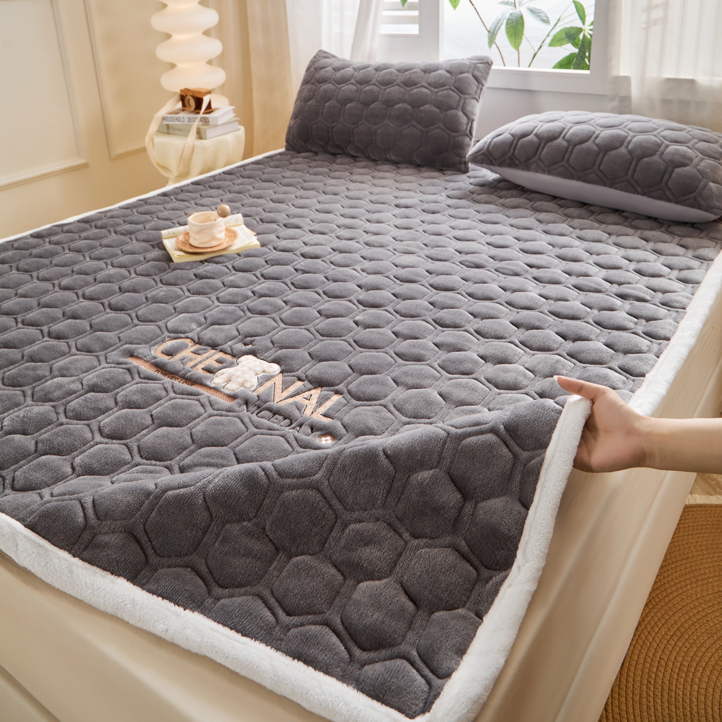 2025新款高克重牛奶绒绣花夹棉防滑床垫（面料200克） 小熊-高级灰
