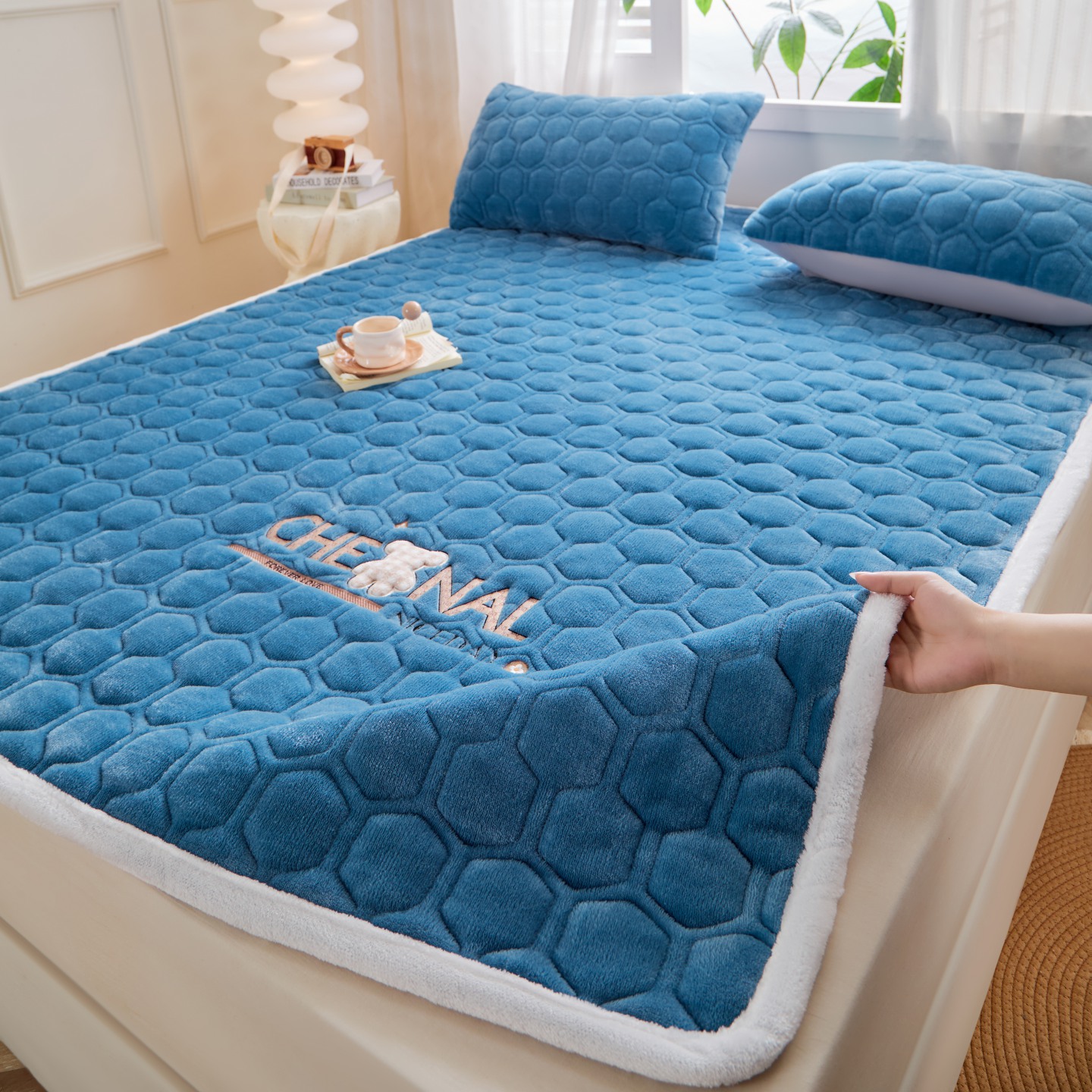2025新款高克重牛奶绒绣花夹棉防滑床垫（面料200克） 小熊-宝石蓝