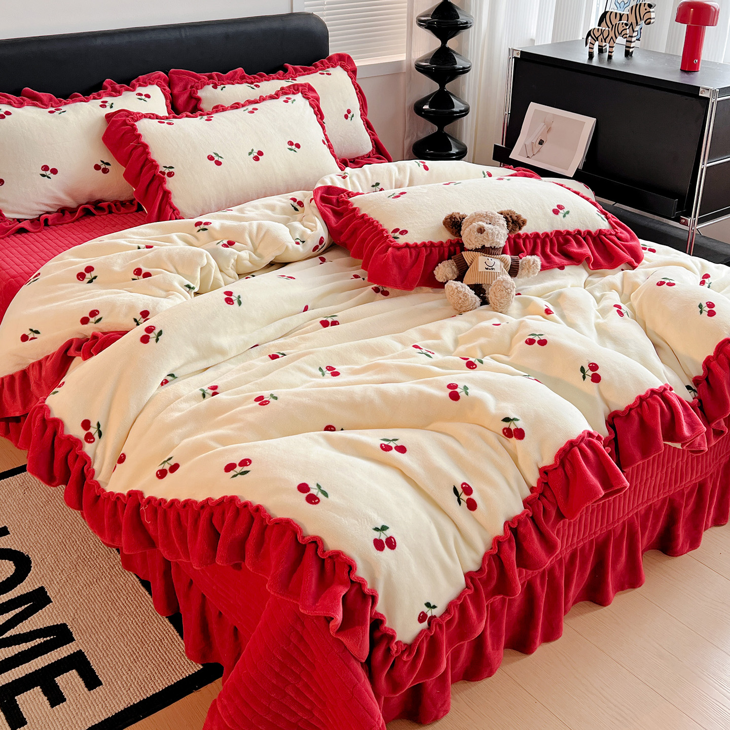 2025新款热卖舒适大宽花边牛奶绒床盖床裙四件套 爆款大花边-奶油红樱桃