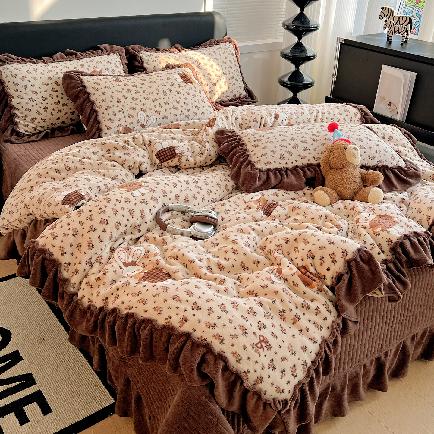 2025新款热卖舒适大宽花边牛奶绒床盖床裙四件套 爆款大花边-奶油碎花兔