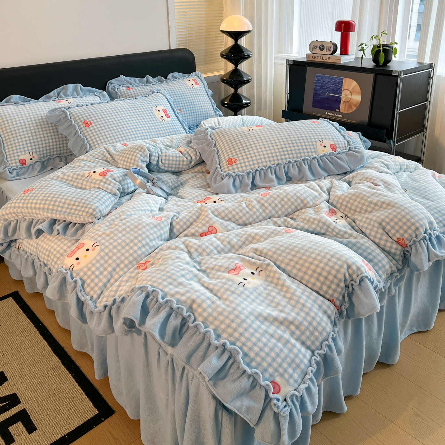 2025新款热卖舒适大宽花边牛奶绒床盖床裙四件套 爆款大花边-kt猫蓝