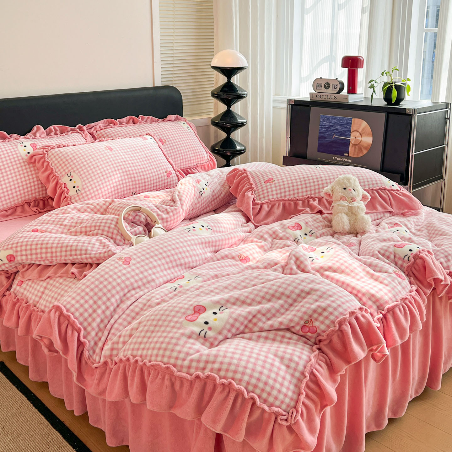 2025新款热卖舒适大宽花边牛奶绒床盖床裙四件套 爆款大花边-kt猫粉