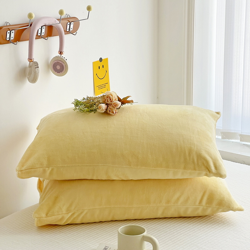 2022新款纯色牛奶绒单枕套（场景一） 48*74cm枕套/对 牛奶绒枕套-杏黄
