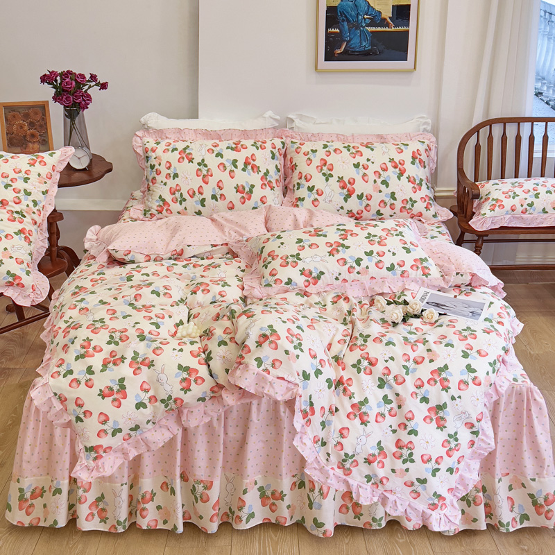 2023秋冬春暖床裙四件套-夹棉床裙配花边被套 1.5*2.0m床裙四件套（花边被套160*210cm） 草莓啵啵