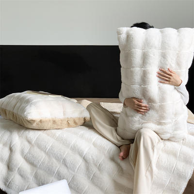 2023新款托斯卡A面貂绒B面兔毛毛毯披肩毛毯抱枕午睡盖毯防皮草 70x150cm披肩毯 托斯卡米白