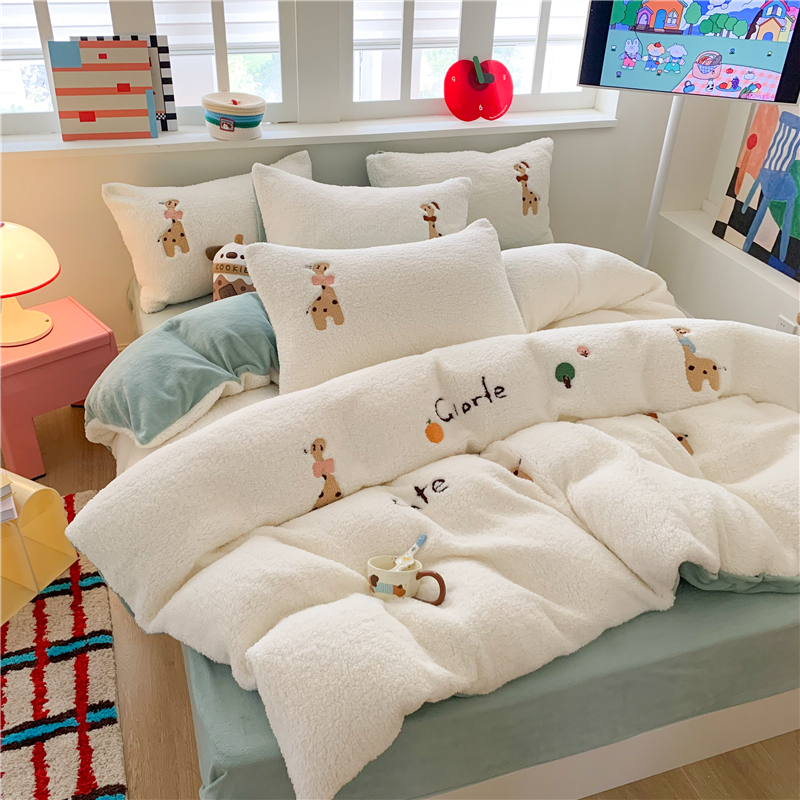 2025新款高克重加厚羊羔绒牛奶绒四件套 长颈鹿白绿