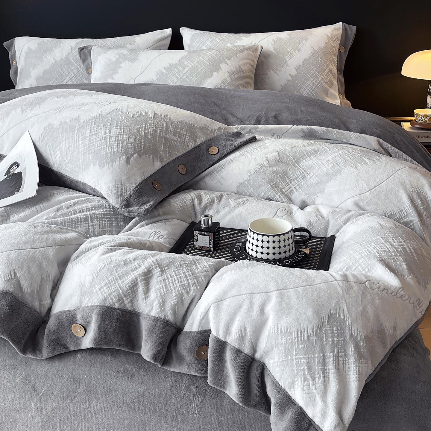 2025秋冬新款A类高克重着色烂花立体雕花牛奶绒纽扣款四件套 弦裂