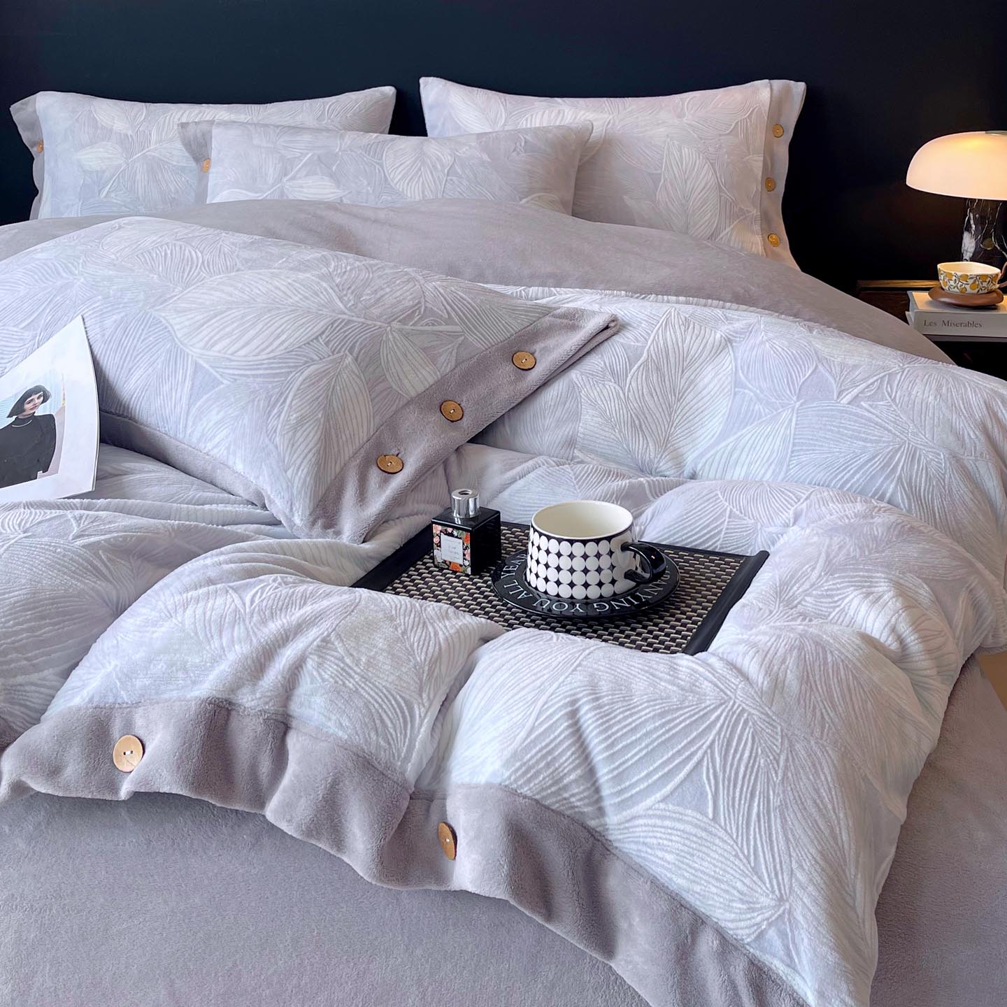 2025秋冬新款A类高克重着色烂花立体雕花牛奶绒纽扣款四件套 叶络