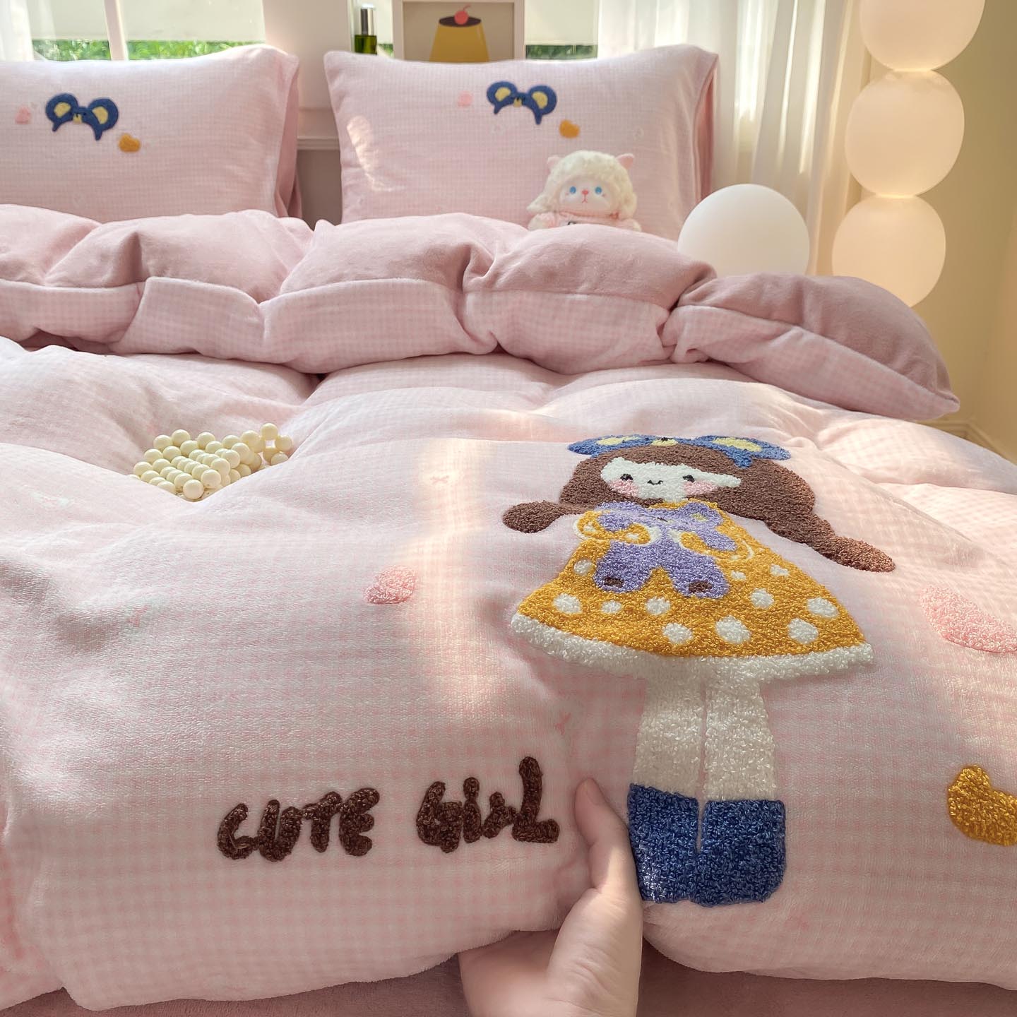 2025新款A类高克重加厚保暖牛奶绒毛巾绣卡通四件套 桃乐乐