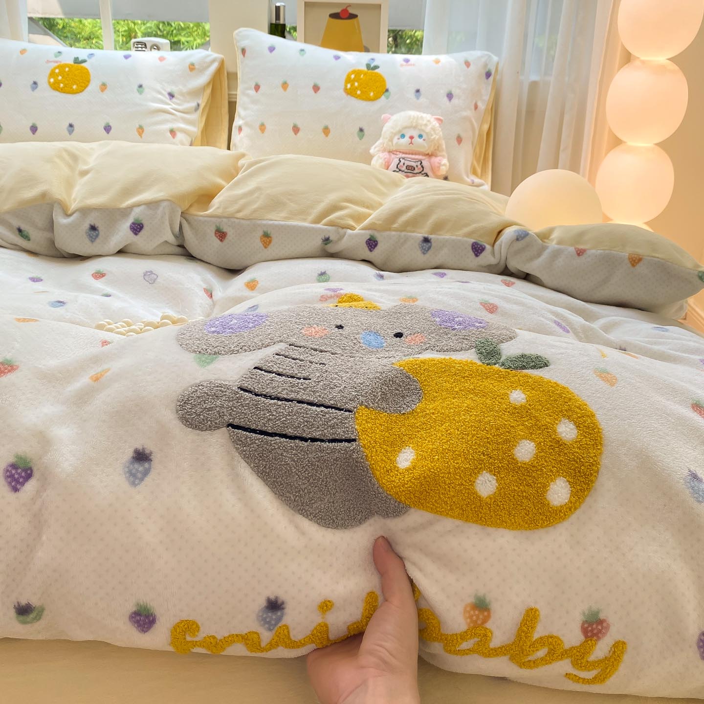 2025新款A类高克重加厚保暖牛奶绒毛巾绣卡通四件套 果乐团子