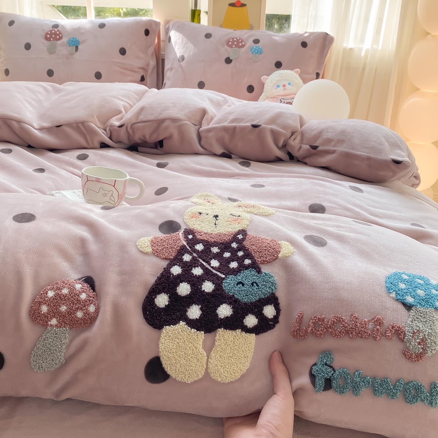 2025新款A类高克重加厚保暖牛奶绒毛巾绣卡通四件套 蘑菇林