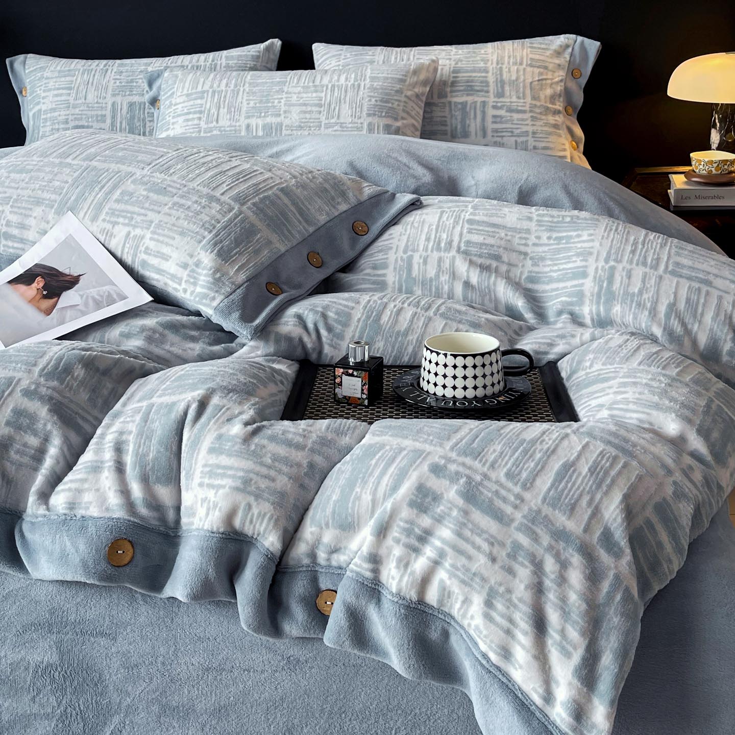 2025秋冬新款A类高克重着色烂花立体雕花牛奶绒纽扣款四件套 雾棱-蓝