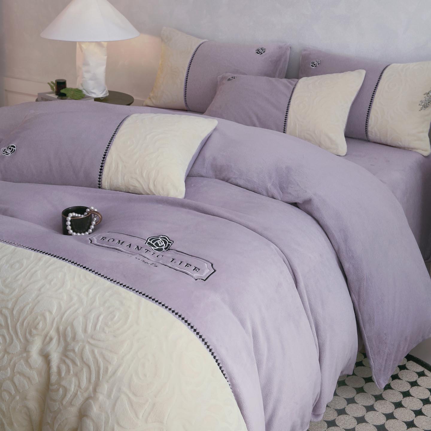 2025秋冬新款A类高克重牛奶绒拼接绣花四件套-山茶花-拍摄一（自然光） 山茶紫