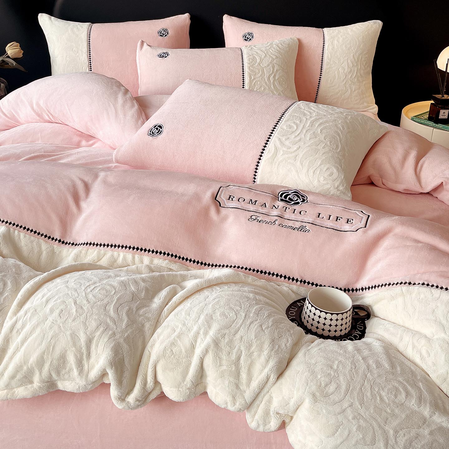 2025秋冬新款A类高克重牛奶绒拼接绣花四件套-山茶花-拍摄二（打灯光） 山茶粉