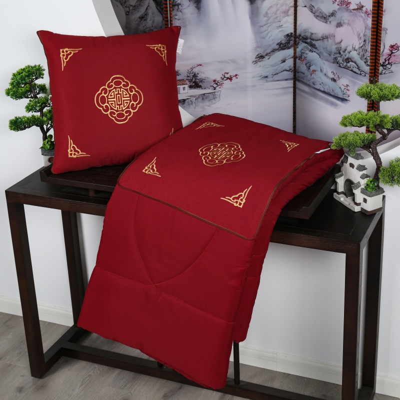 2021新款棉麻刺绣新中式抱枕被 50X50cm展开被子150*200cm 高雅红