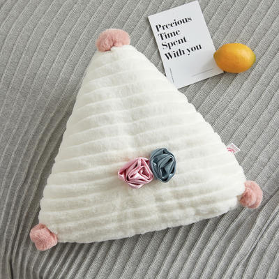 2020设计师款 草莓之恋抱枕 38cm 牛奶白三角形