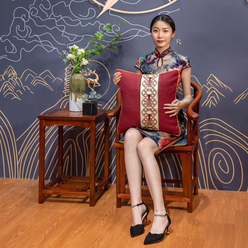 2023新款棉麻绣花新中式抱枕 40x40cm（不含芯） 刺绣中国结-红色
