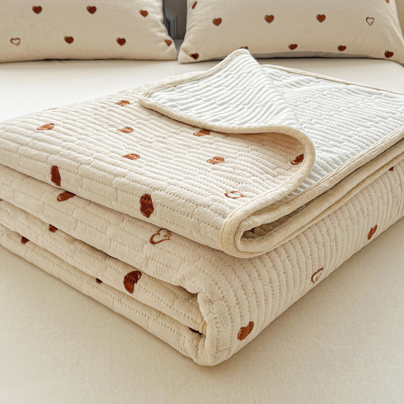 2025新款亲肤牛奶绒床盖系列 牛奶绒床盖-爱心-咖