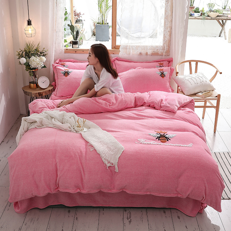 2019新款-加厚牛奶绒毛巾绣四件套 床单款四件套1.8m（6英尺）床 小黄蜂 粉红