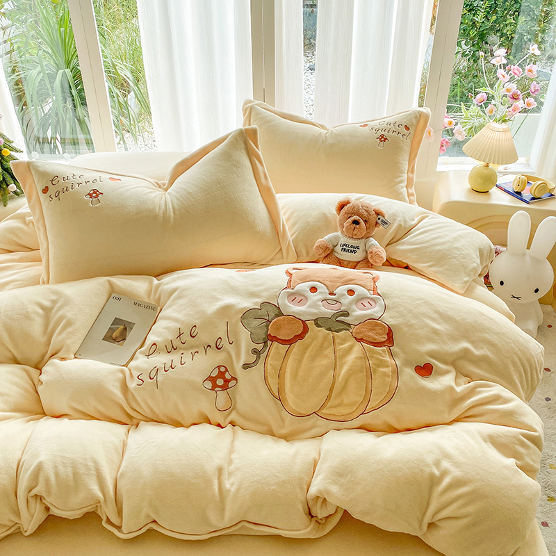 2025新款卡通牛奶绒贴布绣系列四件套 小松鼠 奶黄