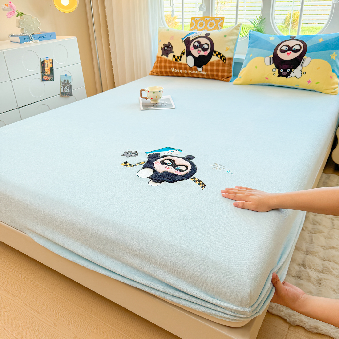 2025新款正版授权IP纯色贴布绣牛奶绒床笠三件套加厚卡通床垫保护套 黑蛋仔-蓝